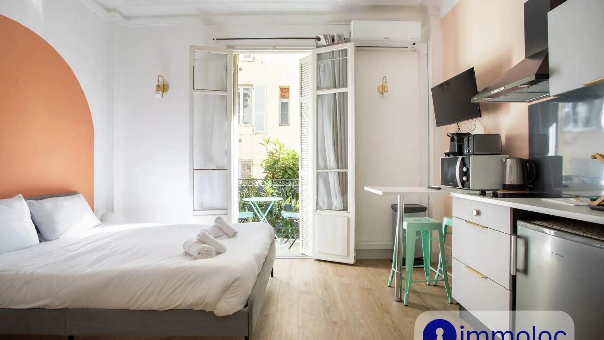 Charming Air-Conditioned Studio With Balcony location